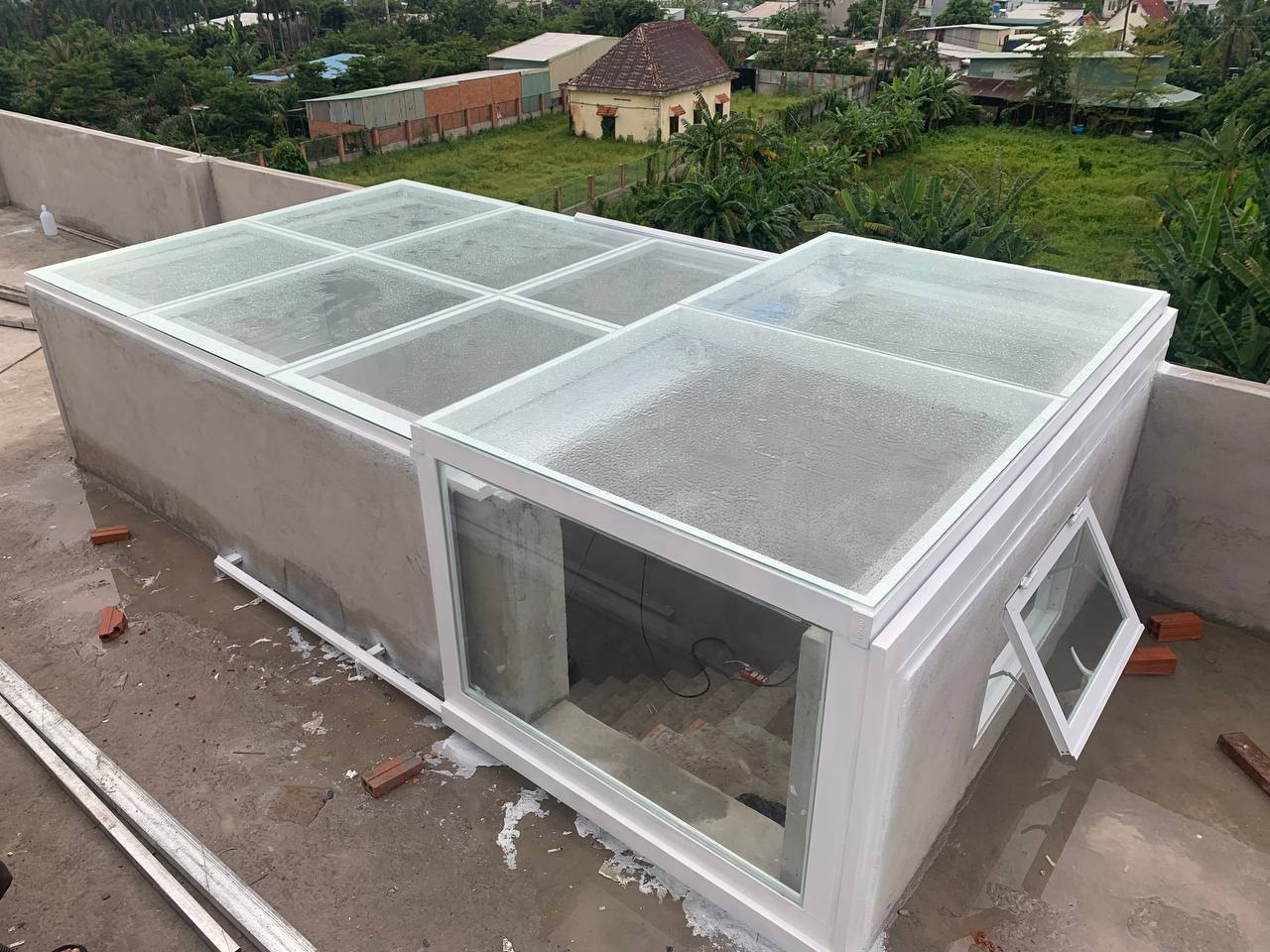 Thi công giếng trời lối lên cầu thang bằng kính cường lực cho nhà phố