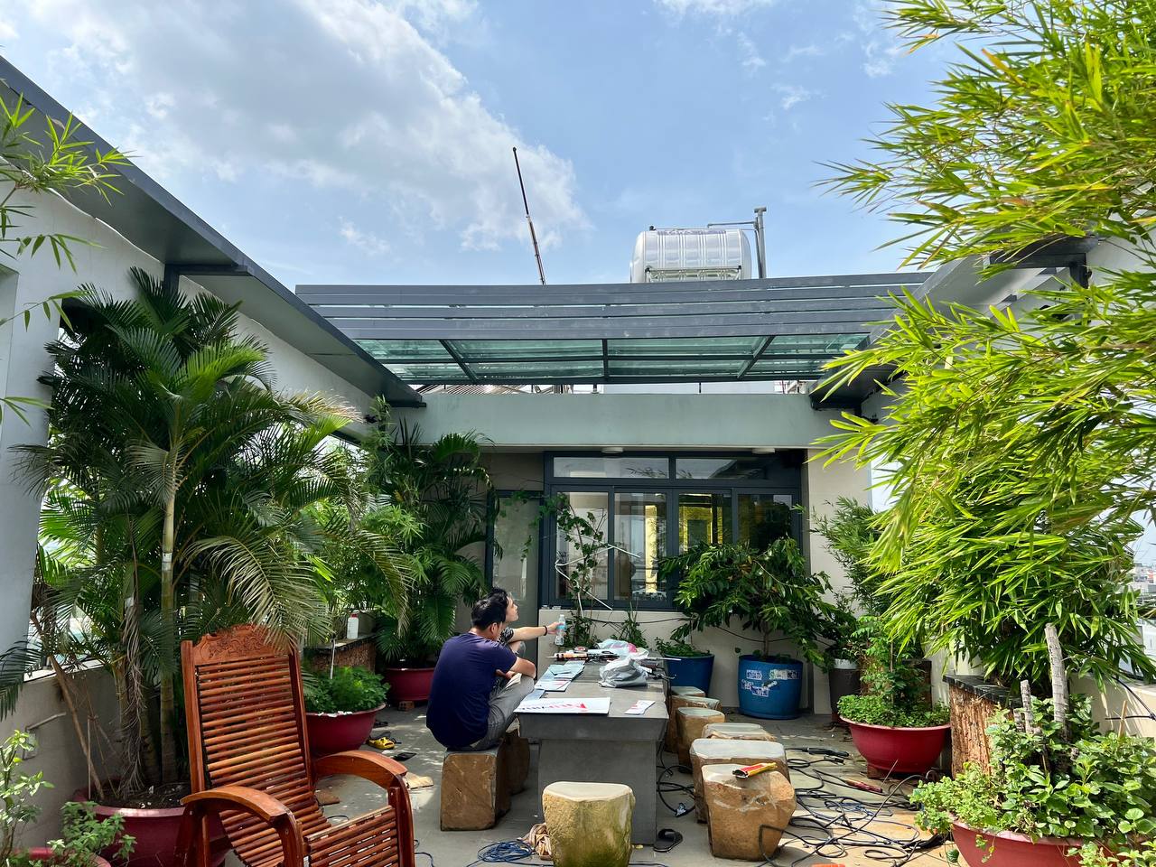 Thi công mái che xếp lớp bằng kính cường lực cho nhà phố